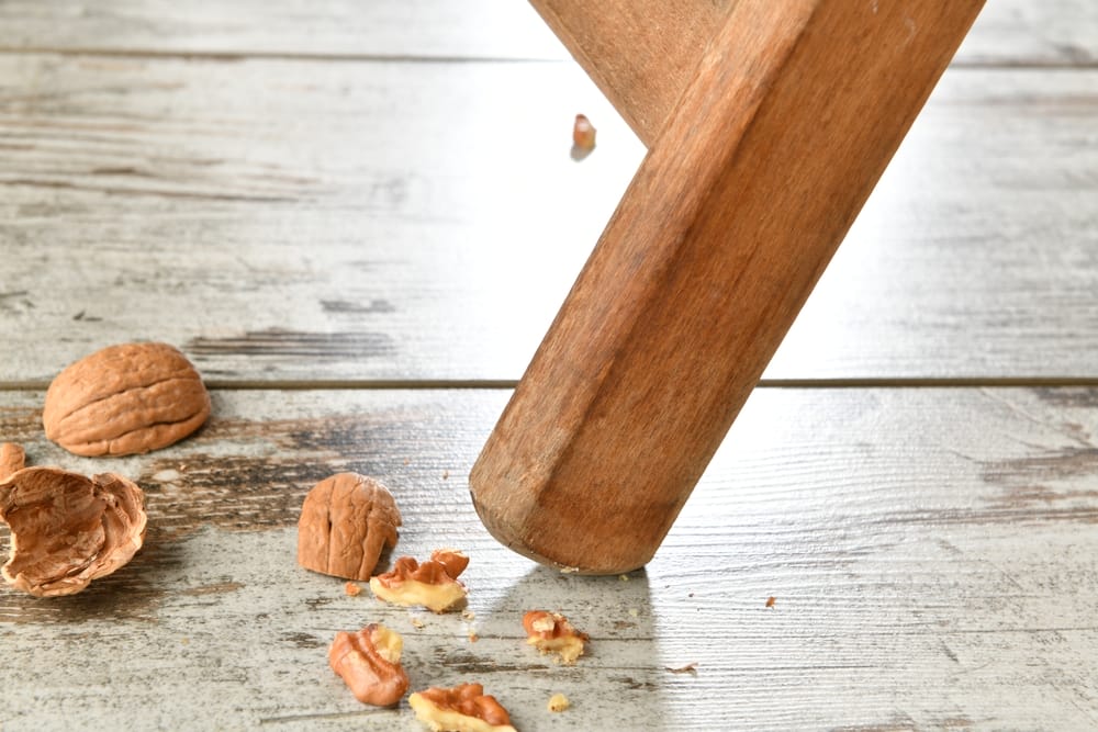Using walnuts to remove wooden floor scratches
